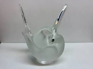 lot 4 image: LALIQUE Frosted Crystal Sylvie Lovebirds Vase