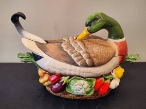 lot 71 image: LE CORDON BLEU Porcelain Toureen
