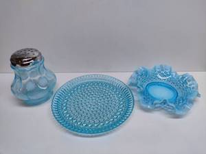 lot 41 image: FENTON Blue Opalescent Hobnail Ruffle Trinket Bowl & Coin Dot Accessories   Serving Plate