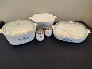 lot 39 image: CORNINGWARE Blue Cornflower Casserole Dishes