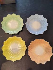 lot 76 image: ANCHOR HOCKING Vintage Vitrock Lotus Blossom Leaf Plates