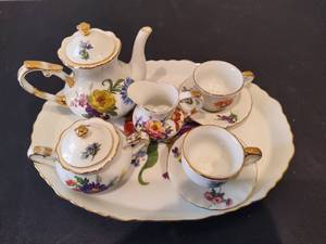 lot 85 image: DELTON PRODUCTS CORP Miniature Tea Set