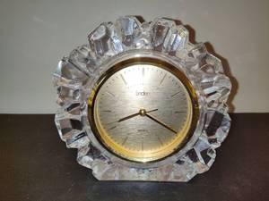 lot 22 image: Vintage Gold Tone Quartz Crystal Rock Desk Top Desk Clock