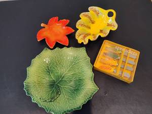 lot 91 image: Assorted Leaf PlatesSpreaders