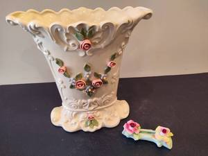 lot 110 image: Capodimontite Style Vintage Floral Vases