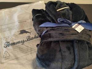 lot 115 image: Tommy Bahama Black Plush Robe