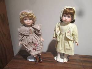 lot 1 image: VINTAGE 17 INCH DOLL