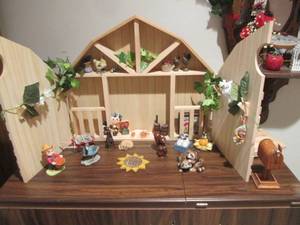 lot 6 image: HORSE BARN STABLE SET