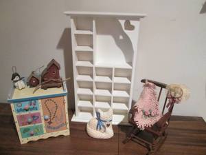 lot 11 image: Wooden Home Decor