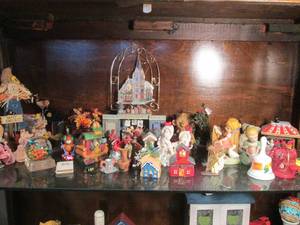 lot 24 image: Knick Knacks