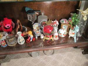 lot 26 image: Knick Knacks