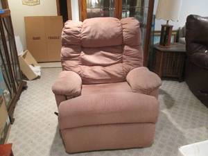 lot 29 image: Comfy Recliner