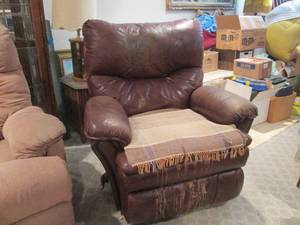 lot 30 image: Leather Recliner