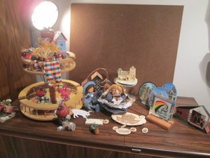 lot 38 image: A variety of home decor.