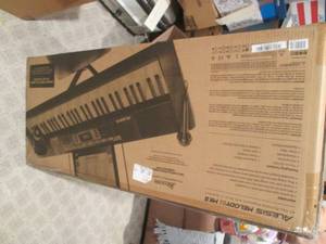 NIB KEYBOARD ALESIS MELODY 61