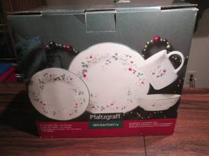 lot 55 image: NIB 16 PIECE DINNERWARE SET