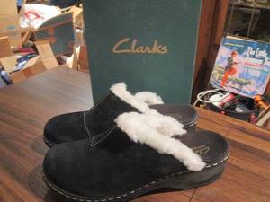 lot 133 image: NIB CLARKS SIZE 8 AND A HALF
