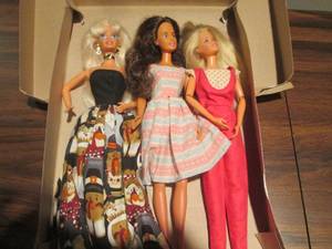 lot 146 image: VINTAGE BARBIES