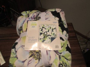 lot 160 image: No Sew Throw Kit
