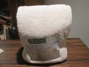 lot 172 image: NIB North Crest Micro Plush Blanket