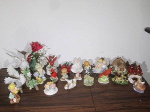 lot 200 image: Figurines, Doves, Cardinals, More