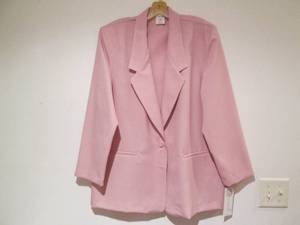 lot 221 image: WOMANS BLAZER SIZE 18