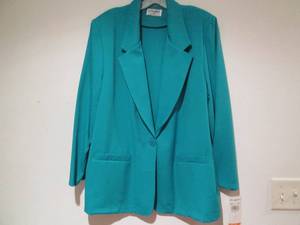 lot 222 image: WOMANS BLAZER SIZE 18