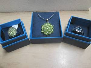 lot 69 image: MANCHURIAN PERIDOT SILVER PENDANT SILVER CLUSTER RING