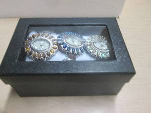 lot 70 image: WATCH SET