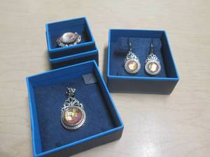 lot 79 image: RHODONITE GOLD LEAF STERLING SILVER RING PENDANT EARRINGS
