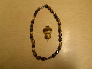 lot 98 image: TIGERS EYE WITH GANCY BEAD STATIONS 18K YELLOW GOLD