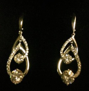 lot 112 image: VICTORIA WIECK JEWELRY