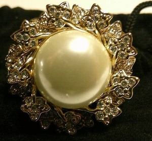 lot 126 image: VICTORIA WIECK JEWELRY