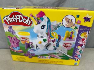 lot 21 image: New Playdoh Magical Stylin Unicorn