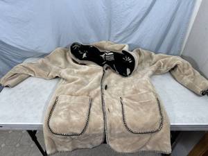 lot 50 image: Denali Medium Reversible Sherpa Jacket