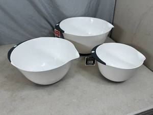 lot 72 image: New 3 pc Mixing Bowl Set