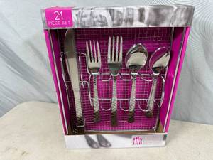 lot 83 image: New 21 Piece Flatware  SIlverware Set