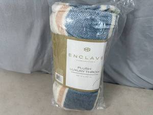 lot 115 image: New Enclave Plush Luxury Throw Blanket