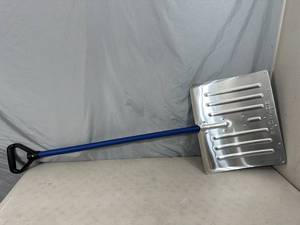 lot 121 image: New Aluminum Blade Snow Shovel