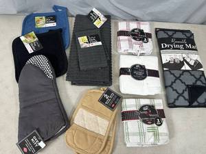 lot 124 image: New Pot Holders, Kitchen Towels, Dish Cloths, and More