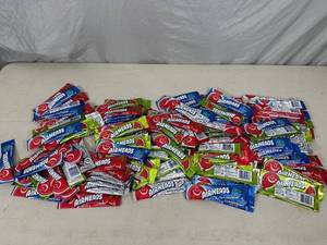 lot 239 image: 160 Airheads Candy