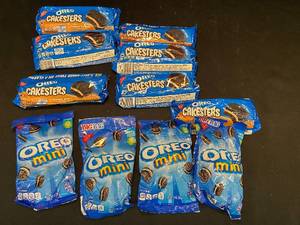 lot 10 image: B1 - Assortment of Oreo Cakesters and Oreo Minis