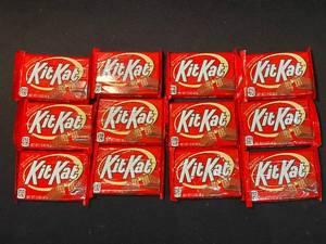 lot 16 image: F1 - Set of 10 Kit Kat Milk Chocolate Candy Bars