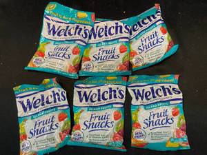 lot 72 image: X1 - Set of 5 Welchs Island Fruits Fruit Snacks