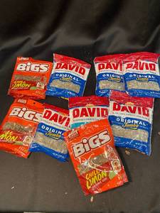 lot 91 image: B2 - Collection of Sunflower Seeds by David and Bigs