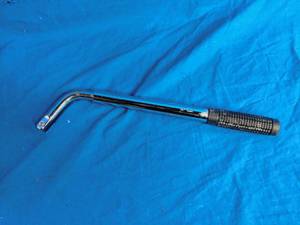 lot 14 image: Heavy Duty Universal Telescoping Lug Wrench