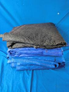 lot 68 image: 4 Moving Blankets