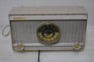 lot 17 image: Antique Radio
