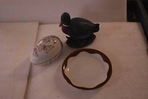 lot 43 image: Vintage decor