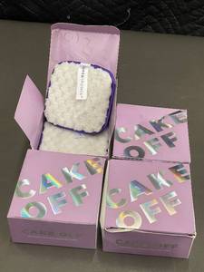 lot 28 image: Set of 4 Cake Off Reusable Makeup Remover Pads